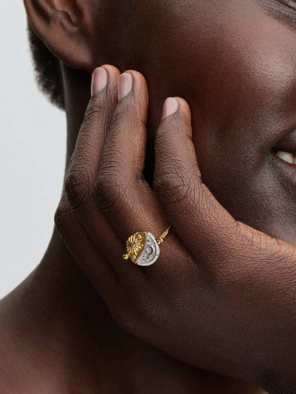 Pandora Sun & Moon Reversible Medallion Ring - Picture 3 of 4